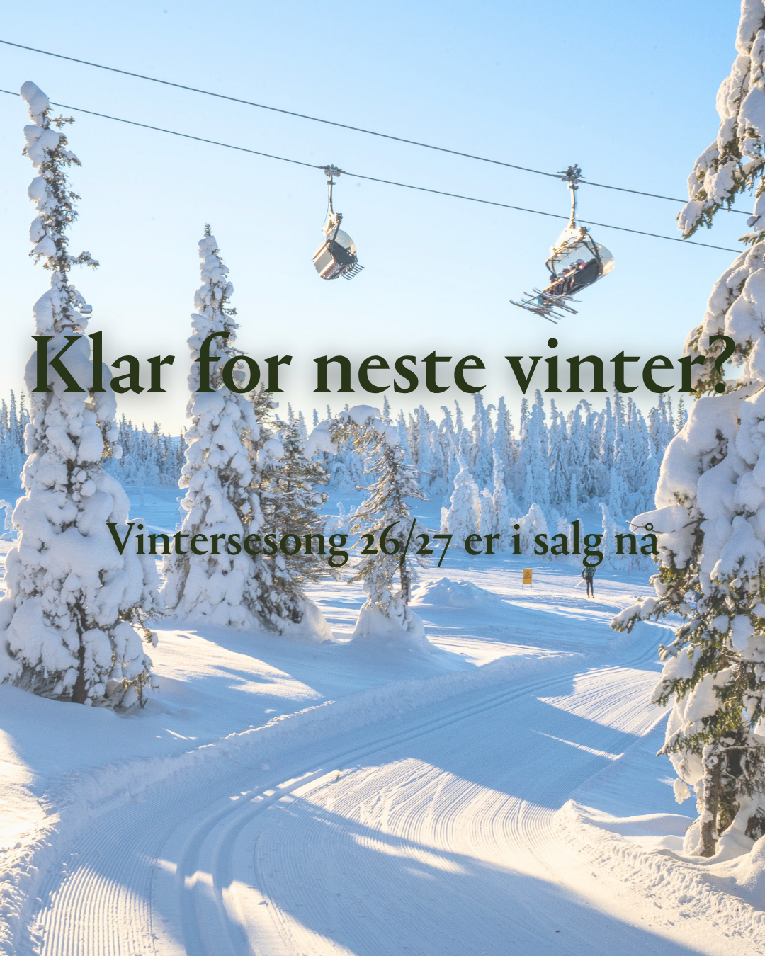 Snødekt skispor i vinterskog med stolheis over, blå himmel og tekst om vintersesong i forgrunnen.