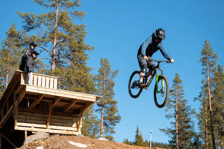 Gut som hopper i svart løype
