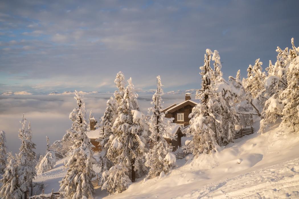 Et hus på en snødekt høyde