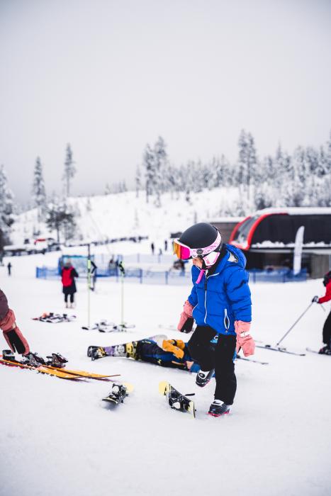 Liten skiløper fester bindingere