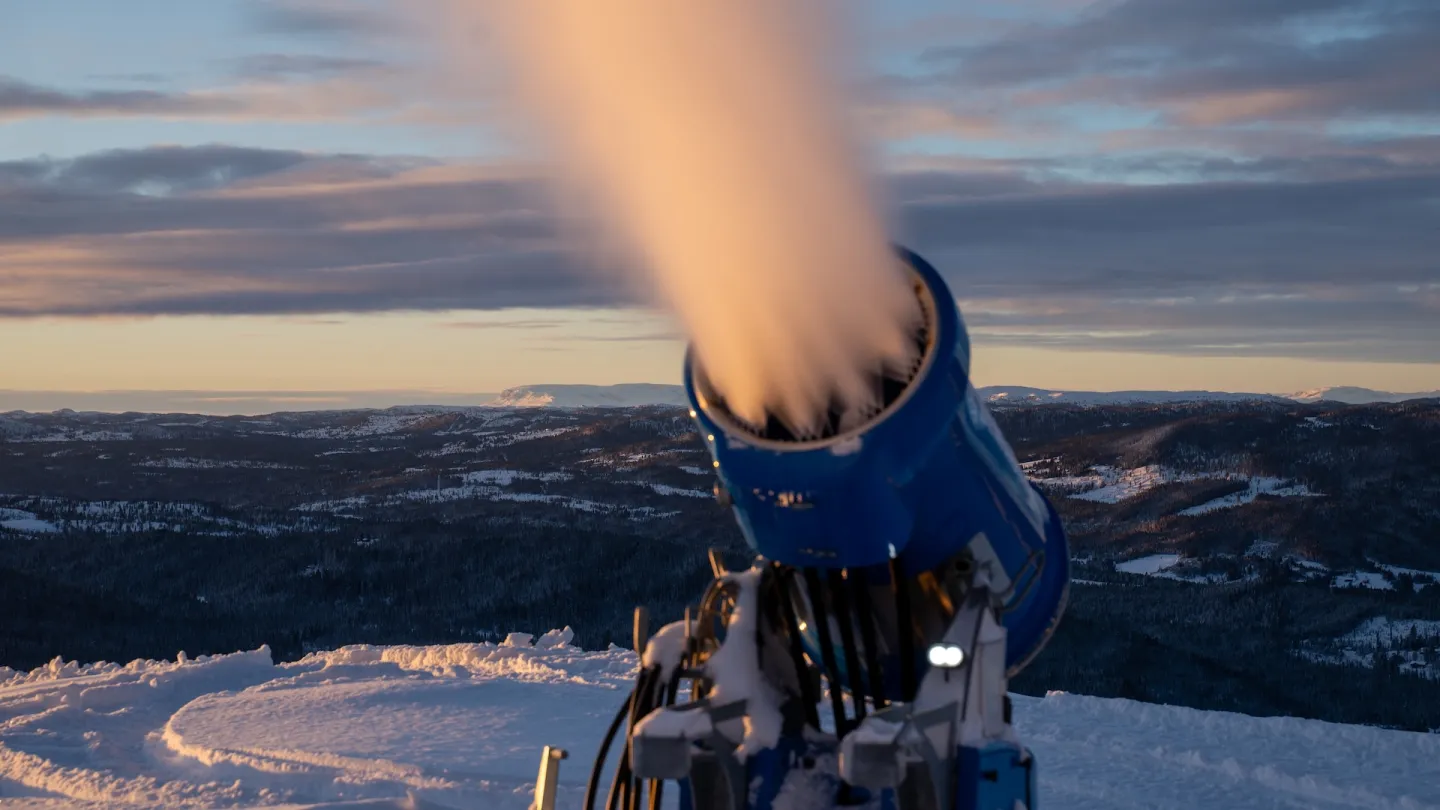 Snøkanon i solnedgang