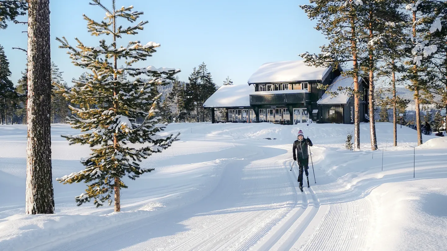 Langrennsløper ved golfkafe