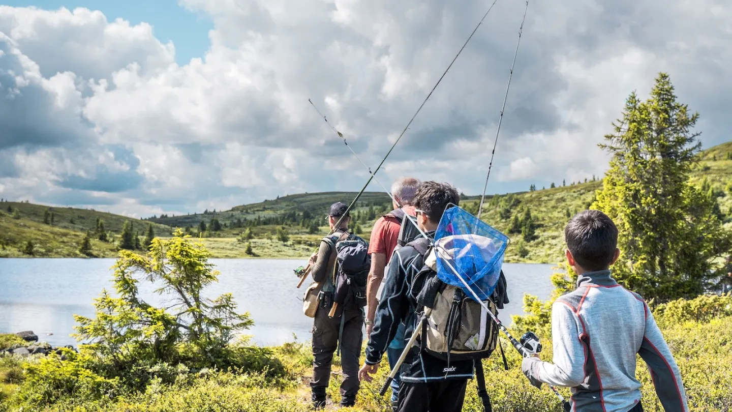 Fiskere på vei til tjern i Nesfjellet