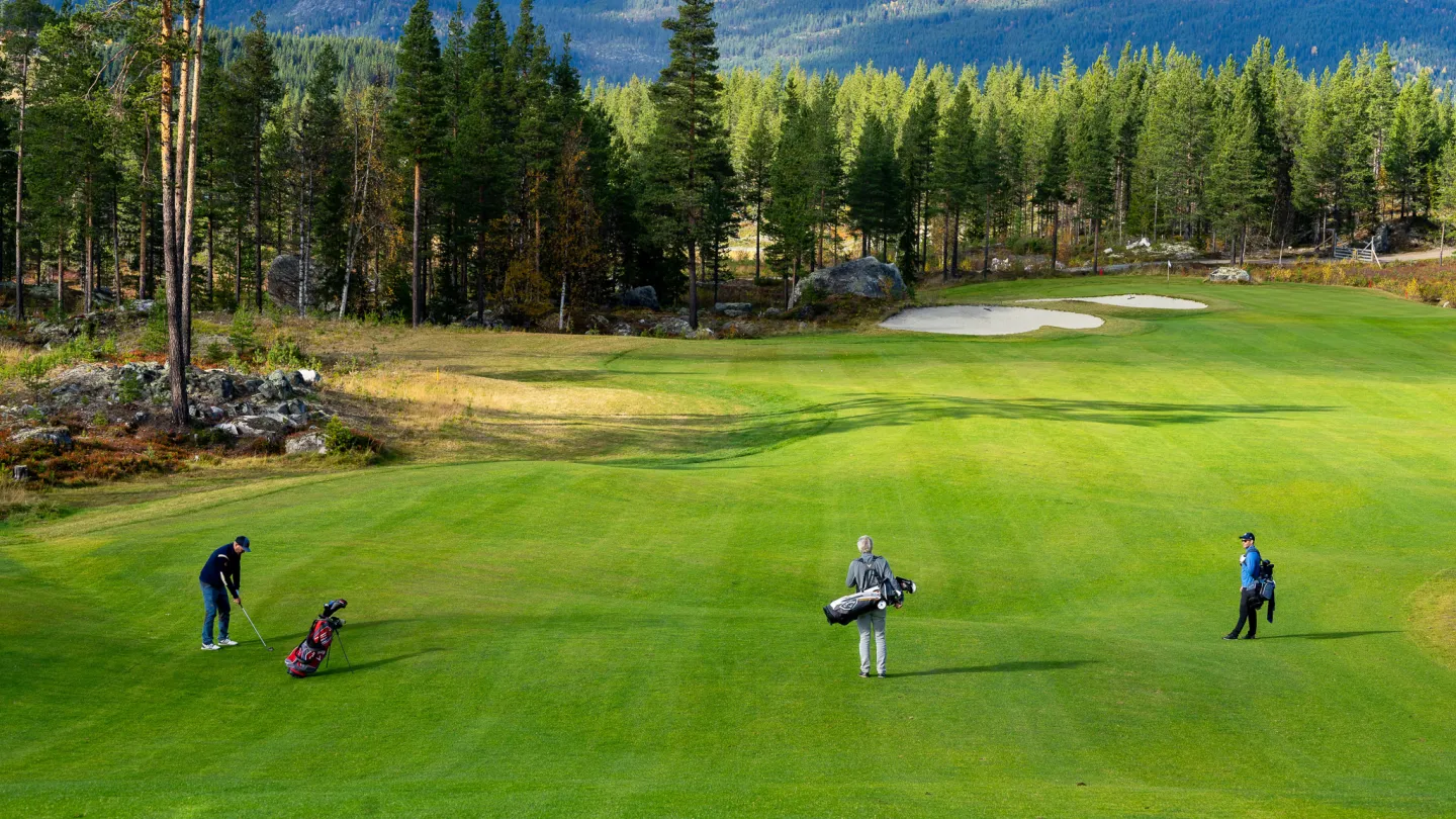 3 golfere på Nesfjellet Golf