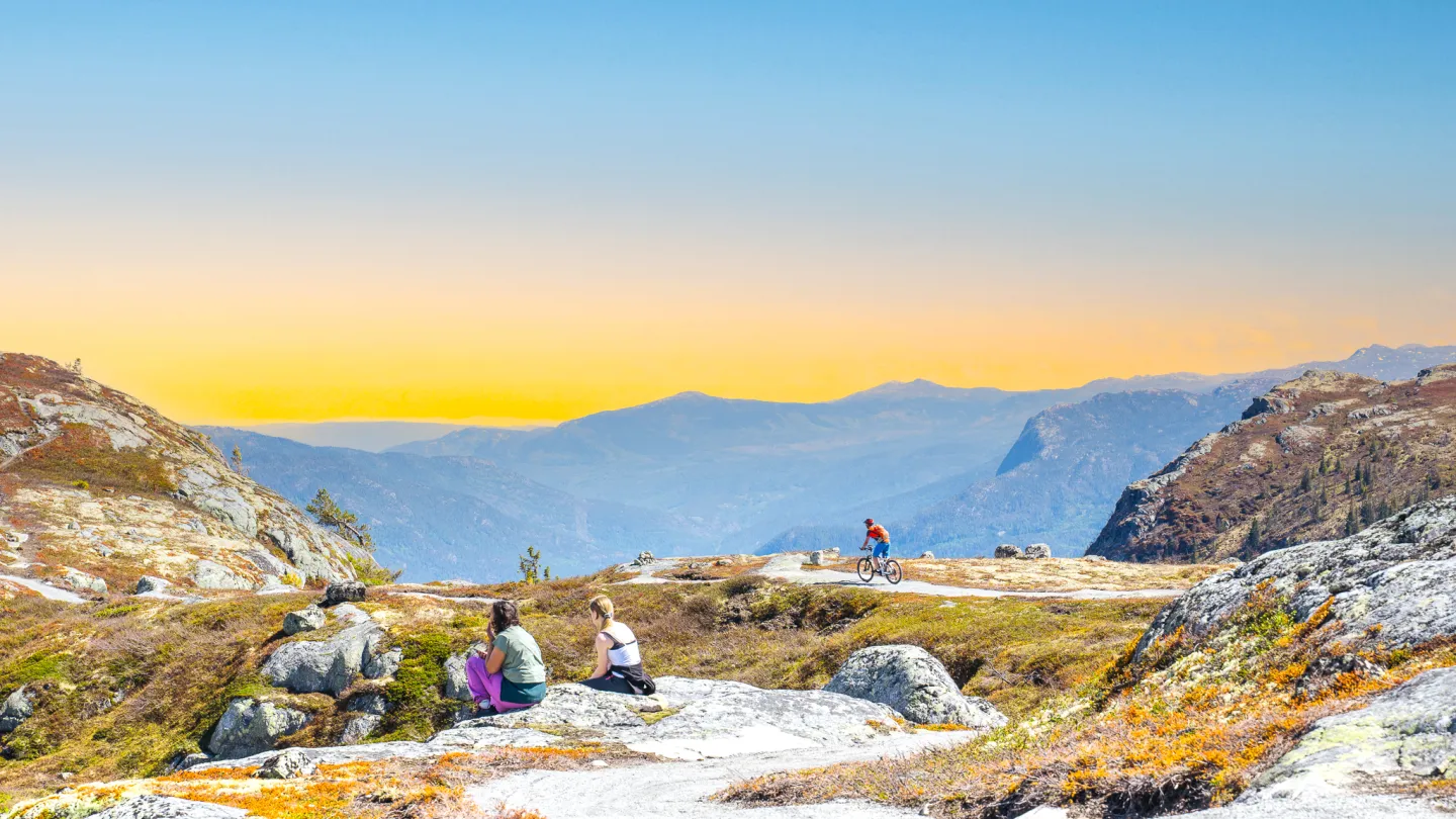 Syklist i Hallingspranget i sol