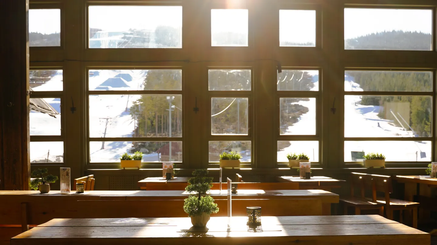 Bilde av alpinbakken gjennom vinduene i skistua