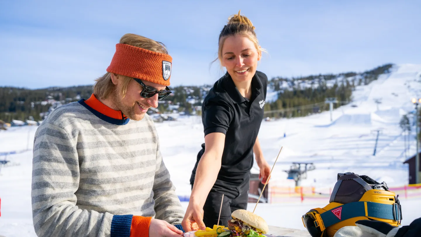 en person som har på seg et oransje pannebånd
