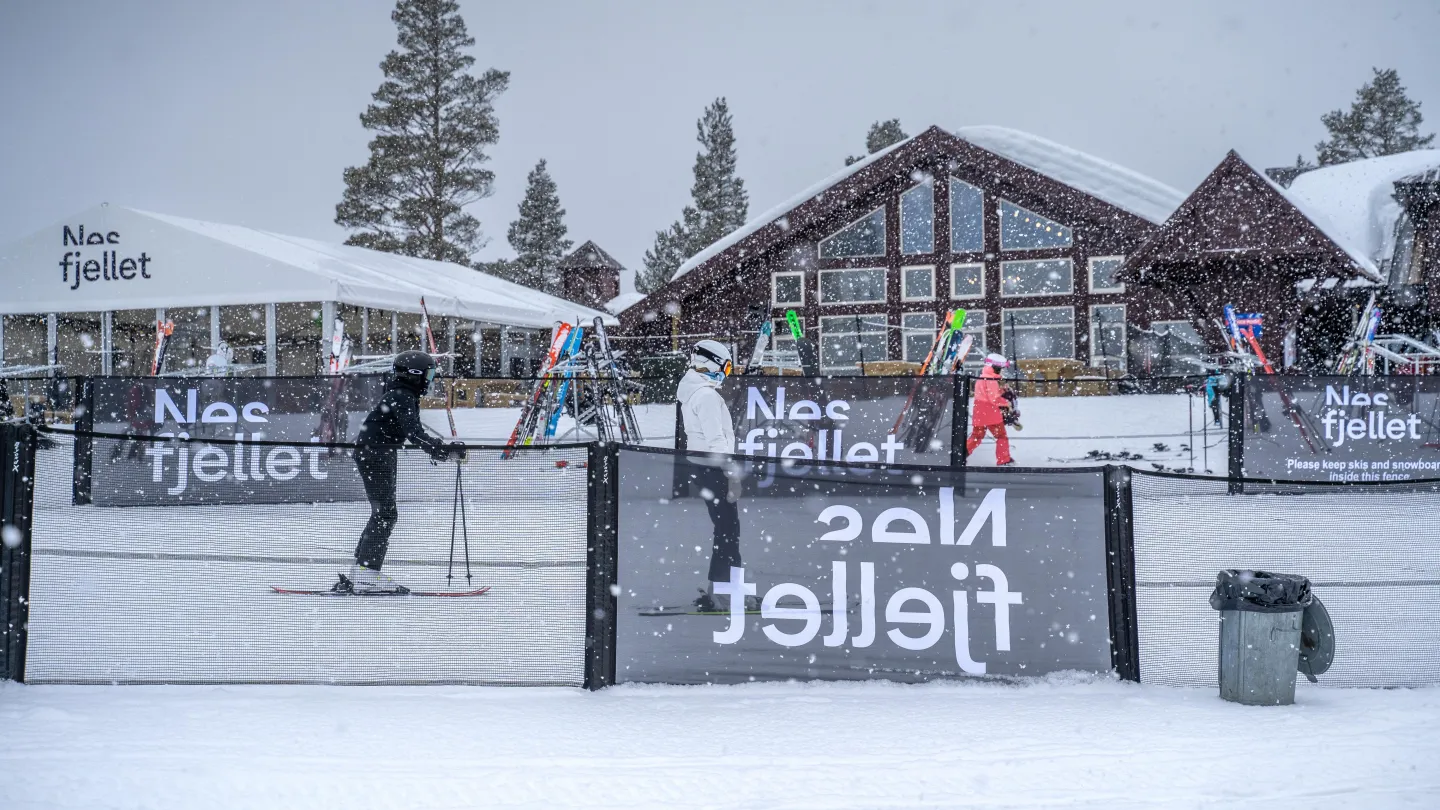 En gruppe mennesker som går på ski i snøen