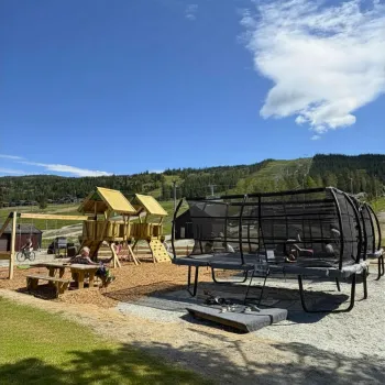 Lekeplass med trampoline