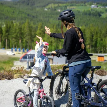 en person og et barn på sykkel