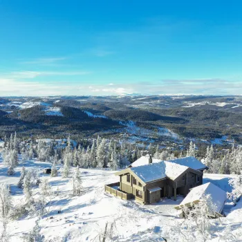 En blå himmel med skyer