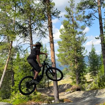Syklist i Nesfjellet Bike Park