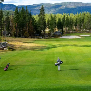 3 golfere på Nesfjellet Golf