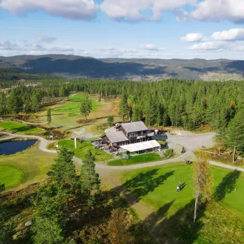 Dronebilde av Nesfjellet Golfkafé