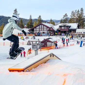 Snowboarder på rail i Nesfjellet Alpin