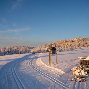 en snøscooter på en snødekt vei