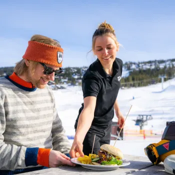 en person som har på seg et oransje pannebånd