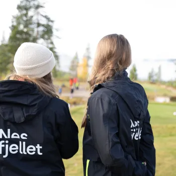to kvinner som ser på en golfbane