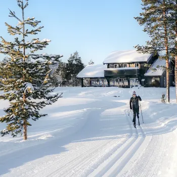 Langrennsløper ved golfkafe