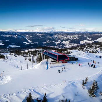 Dronebilde av toppstasjon Nesfjellet Alpin stolheis