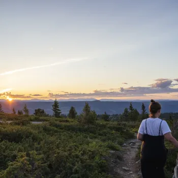 Kvinne i solnedgang på fjellet
