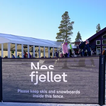et skilt med folk som står på det