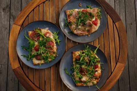 Pinsa med trøffel, salami og spekeskinke