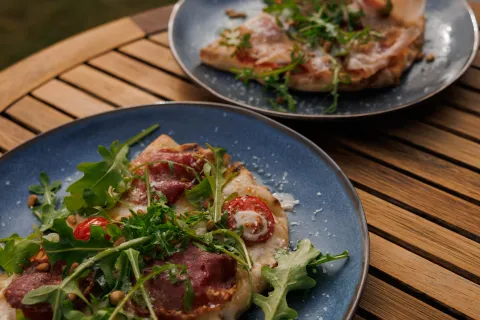 Pinsa med salami og spekeskinke