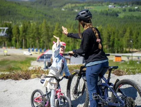 en person og et barn på sykkel
