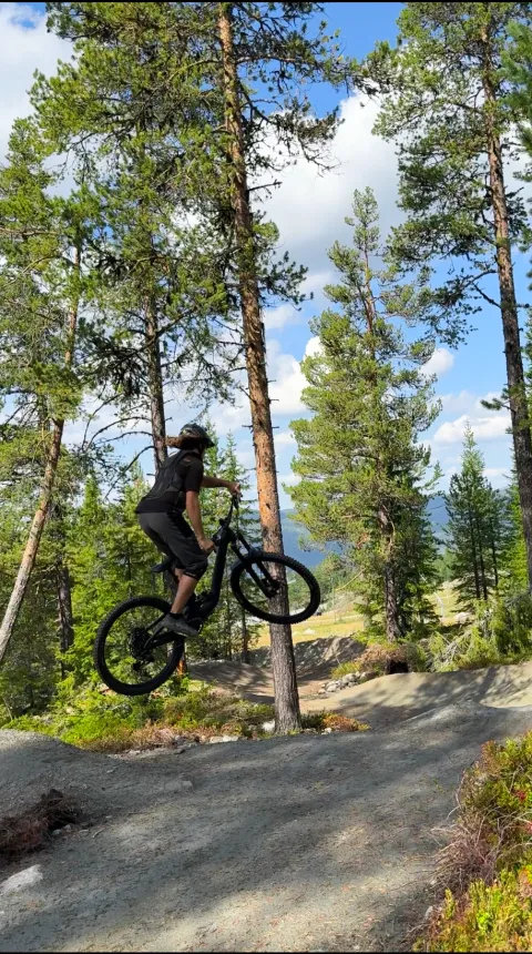 Syklist i Nesfjellet Bike Park