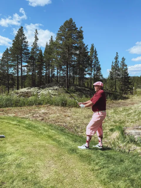 en hånd som holder en fiskestang i en skog