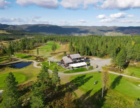Dronebilde av Kaféen på Nesfjellet Golf i solskinn