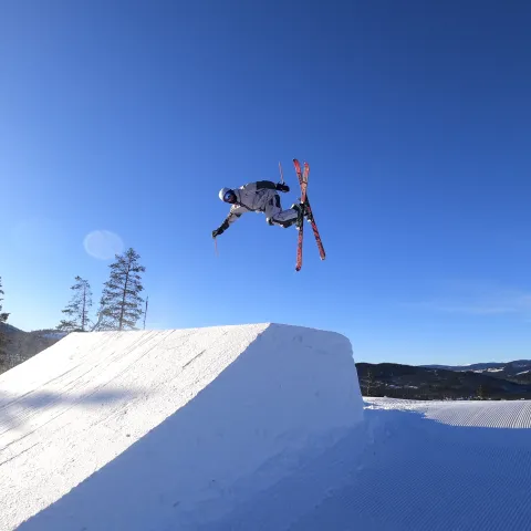 en person som hopper på en rampe