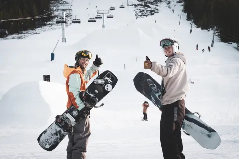 To snowboardere viser tommel opp 