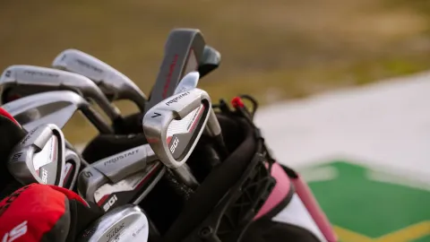 Nærbilde av golfkøller i bag