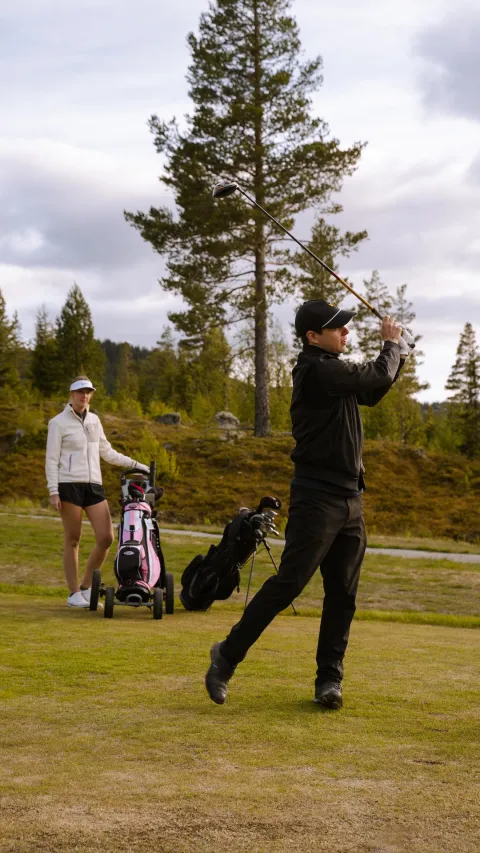 To spillere mid spill Nesfjellet golf