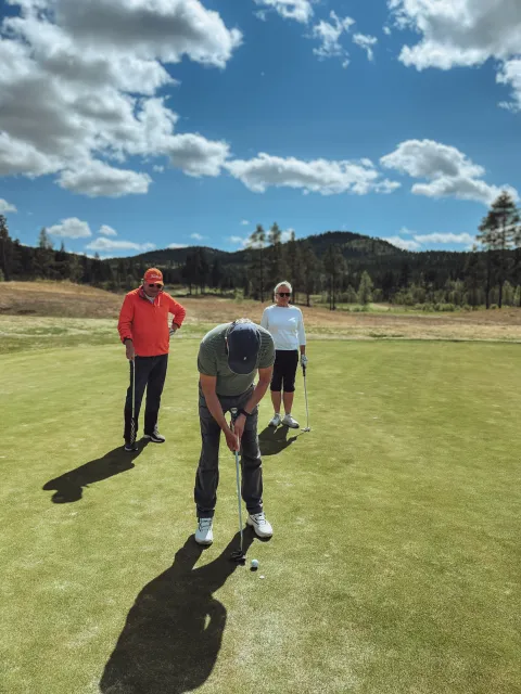 En gruppe mennesker på en golfbane