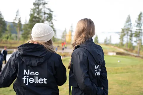 to kvinner som ser på en golfbane