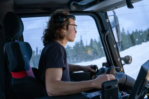 en person som har hodetelefoner på hodet