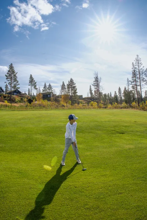 Ung golfer på Nesfjellet golf