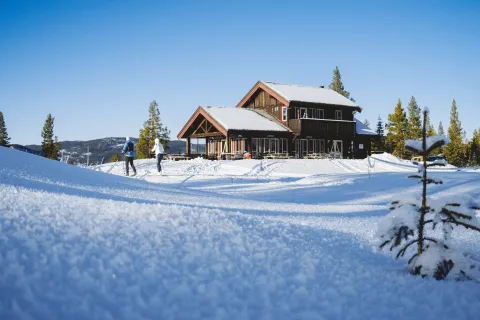 En bygning med snø på taket