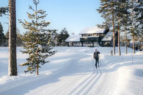 Langrennsløper ved golfkafe