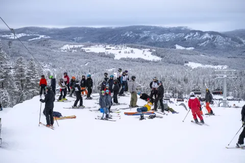 Gjeng samlet på toppen av Nesfjellet Parken