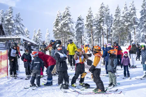 gjeng samlet i bunnen av Nesfjellet parken