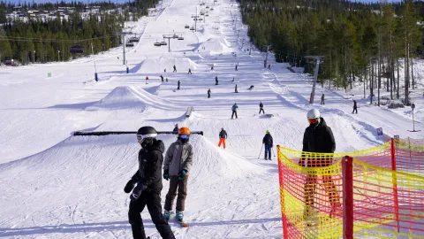 En gruppe mennesker på snøski