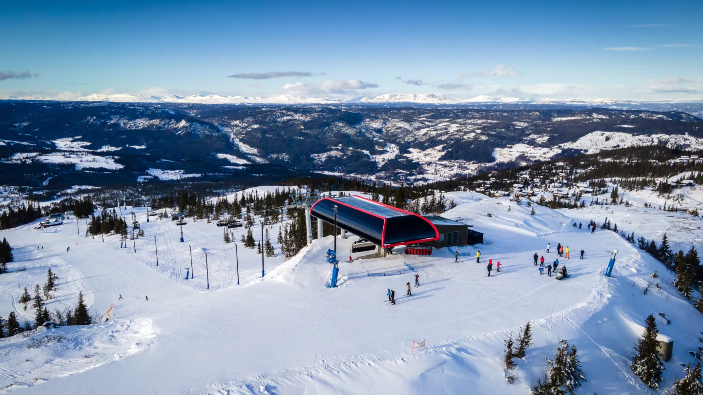Dronebilde av toppstasjon Nesfjellet Alpin stolheis